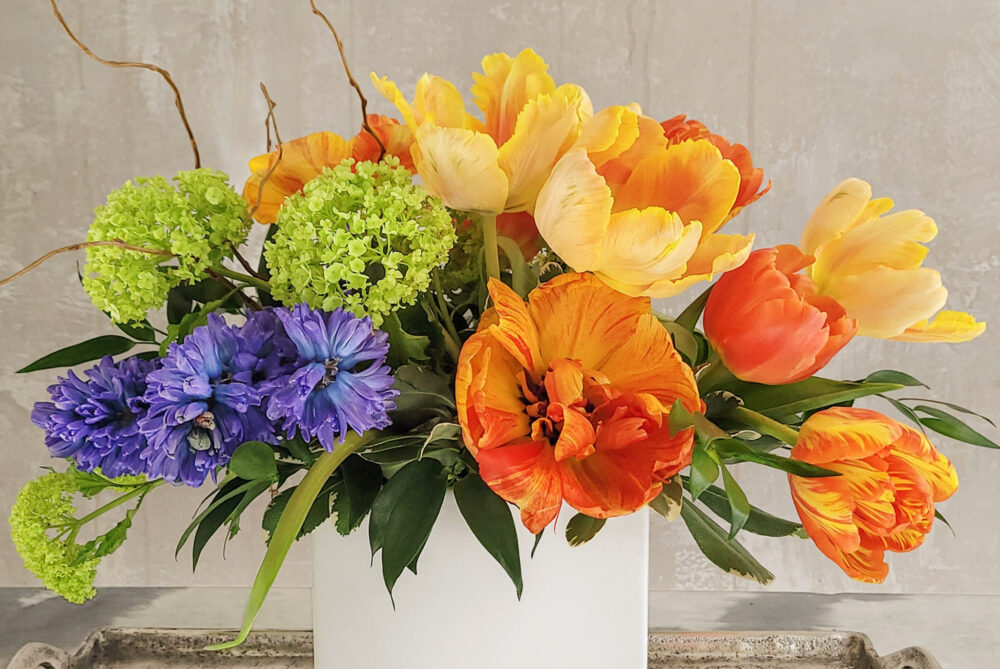 Class for creative design with Dutch tulips and scented hyacinth and other spring flowers